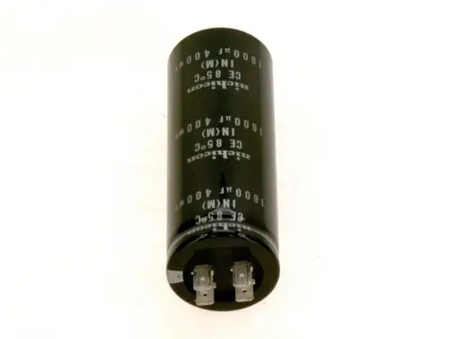 Schwarzer Elektrolytkondensator mit zwei Anschluss-Pins an der Unterseite. Auf dem Zylinder steht die Marke Bosch sowie weitere technische Angaben in weißer Schrift.